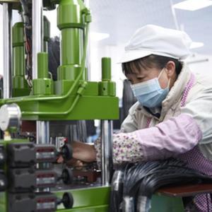 甘肅康樂(lè) 鄉(xiāng)村就業(yè)工廠節(jié)后開(kāi)工忙 鞋帽服裝產(chǎn)業(yè)紅火